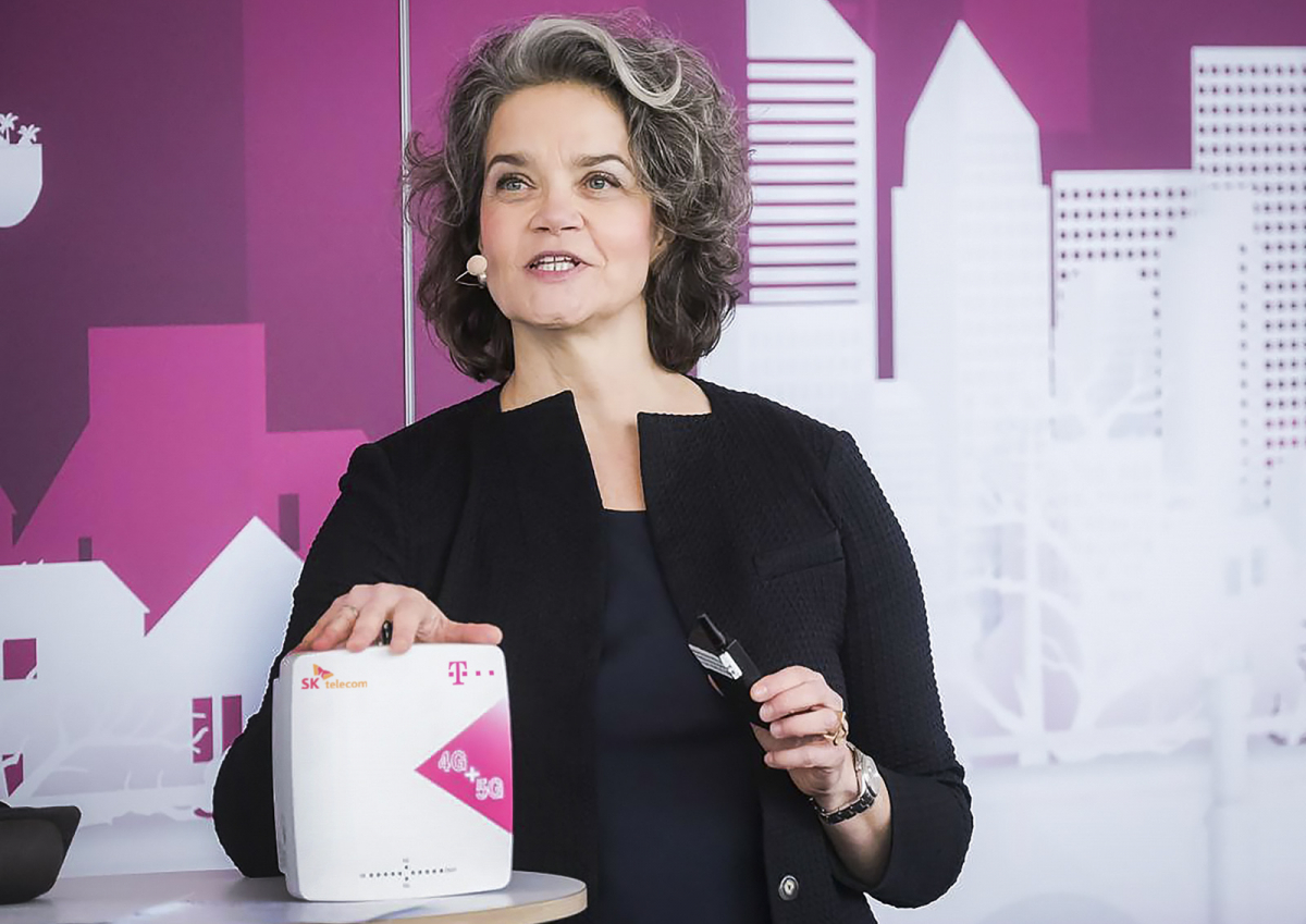 ▲클라우디아 네맛(Claudia Nemat) 도이치텔레콤 이사회 기술혁신 담당 임원이 독일 본에서 26일(현지시간) 열린 기자간담회에서 ‘5G RF중계기’를 소개하고 있다. (SK텔레콤 제공)