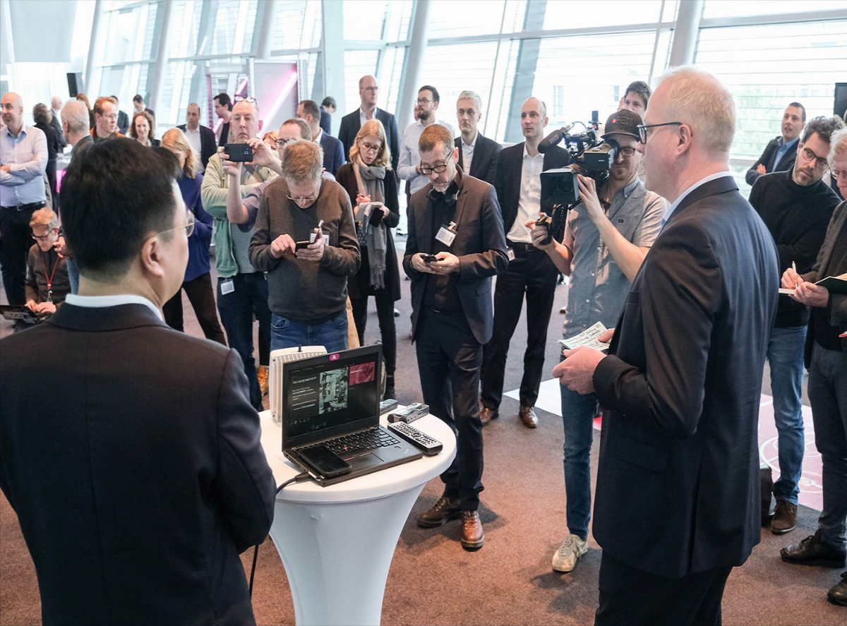 ▲ SK텔레콤-도이치텔레콤의 ‘5G RF중계기’에 관심을 보이는 독일 기자들 (SK텔레콤 제공)