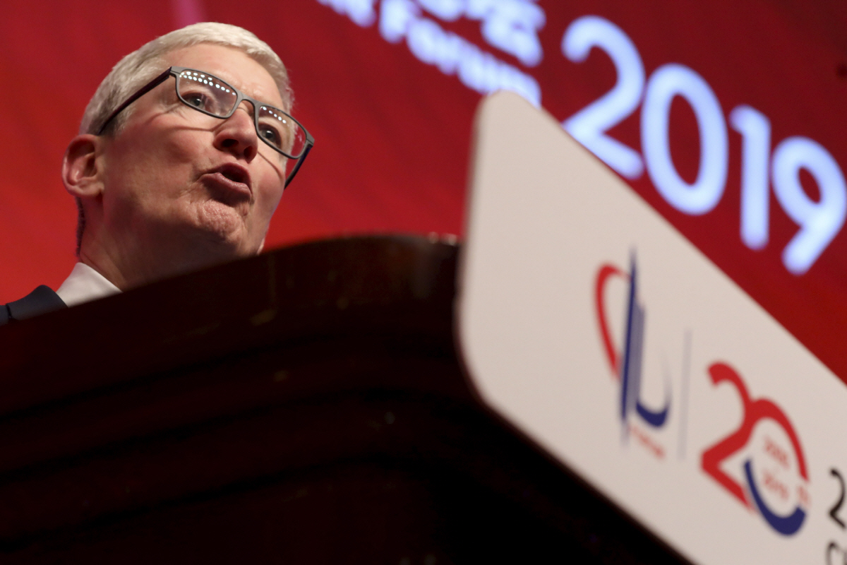 ▲팀 쿡 애플 최고경영자(CEO)가 작년 3월 23일(현지시간) 중국 베이징에서 열린 중국발전포럼에서 연설하고 있다. 베이징/AP뉴시스
