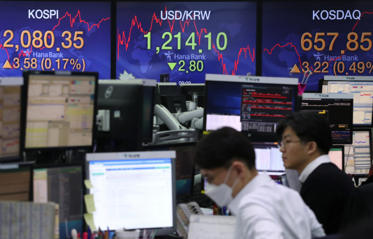 ▲27일 오전 서울 하나은행 딜링룸에서 딜러들이 업무를 시작하고 있다. (연합뉴스)