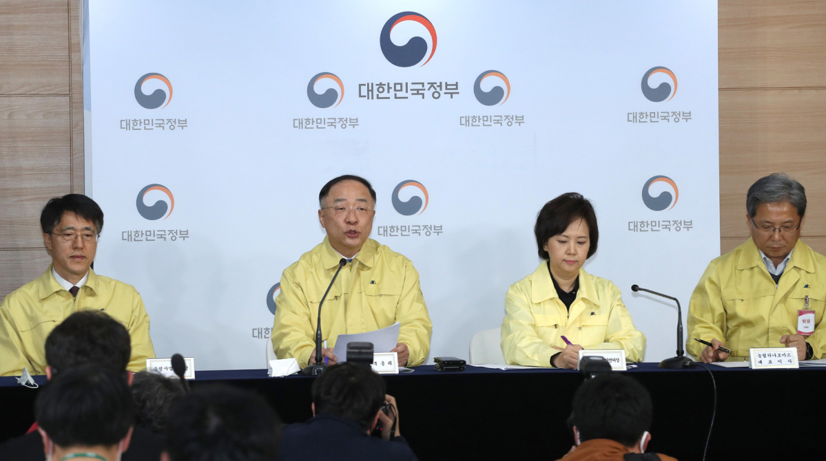 ▲27일 서울 종로구 정부서울청사에서 열린 '마스크 수급 안정 긴급 합동브리핑'에서 홍남기 경제부총리 겸 기획재정부 장관이 발표문을 읽고 있다. 왼쪽부터 박종석 우정사업본부장, 홍 부총리, 이의경 식약처장, 김병수 농협하나로마트 회장. (연합뉴스)