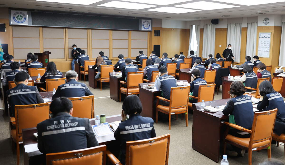 ▲대전시 공무원 100명으로 꾸려진 신천지 대응(TF)팀이 27일 시청 대회의실에서 신천지 대전교인을 전수조사하기 위해 전화를 걸고 있다. (뉴시스)