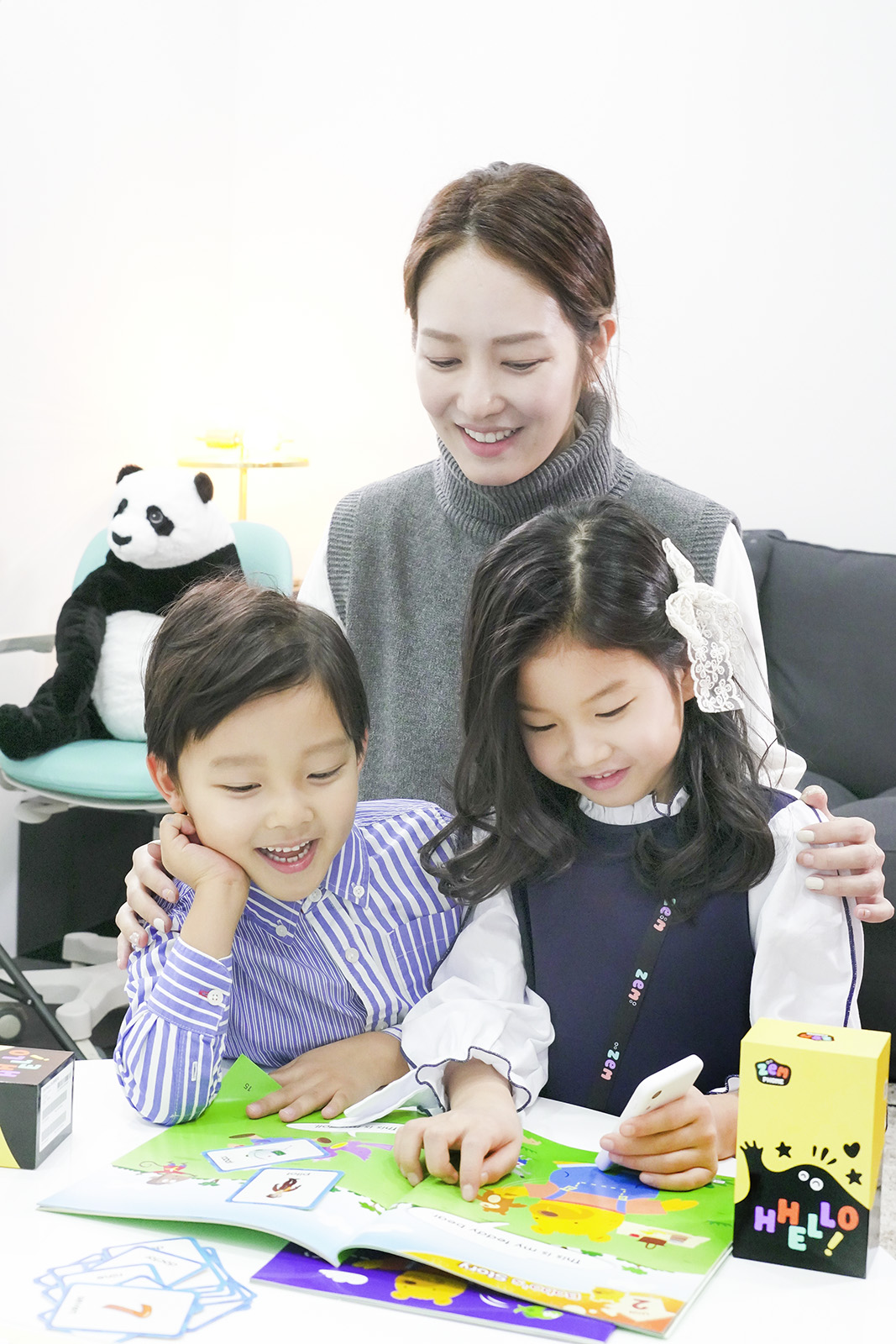 ▲잼폰은 전용 스트랩으로 어깨에 메는 등 다양하게 착용 가능하다. 전용 스트랩 및 케이스는 구매 시 기본 제공된다. (사진제공=SK텔레콤)