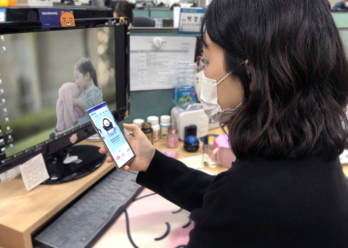 ▲고객이 랄라블라 온라인 몰을 통해 펭수 캐릭터 상품을 살펴보고 있다 (사진제공=GS리테일)