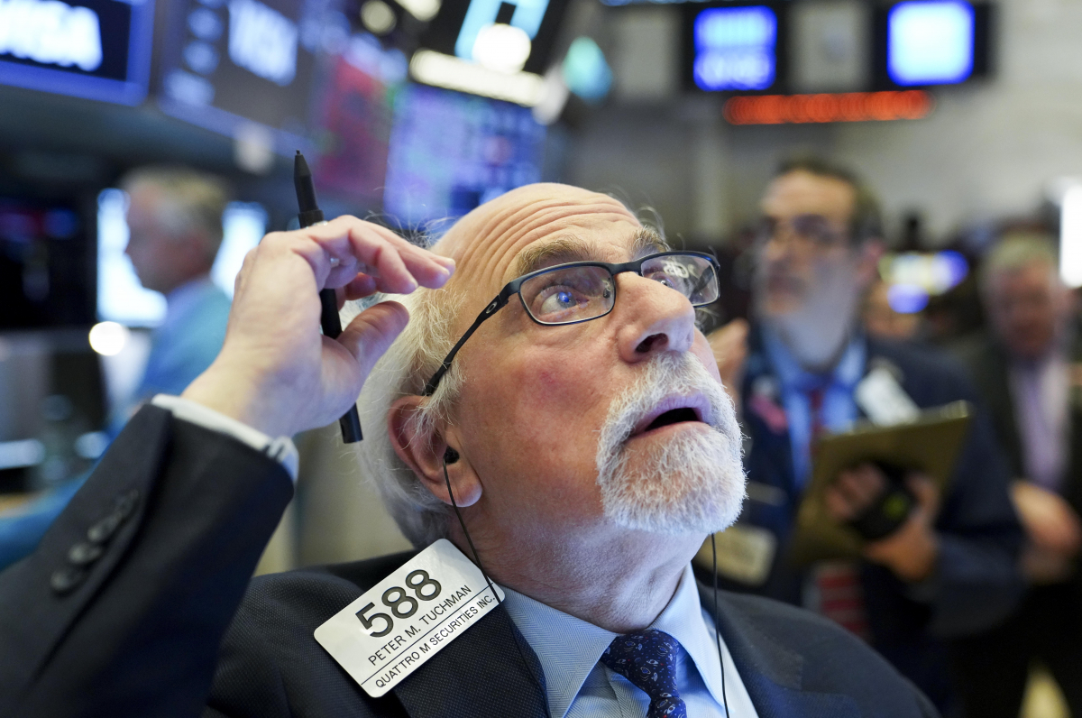 ▲27일(현지시간) 뉴욕증권거래소(NYSE)에서 한 트레이더가 주식 거래 전광판을 올려다보고 있다. (신화연합뉴스)