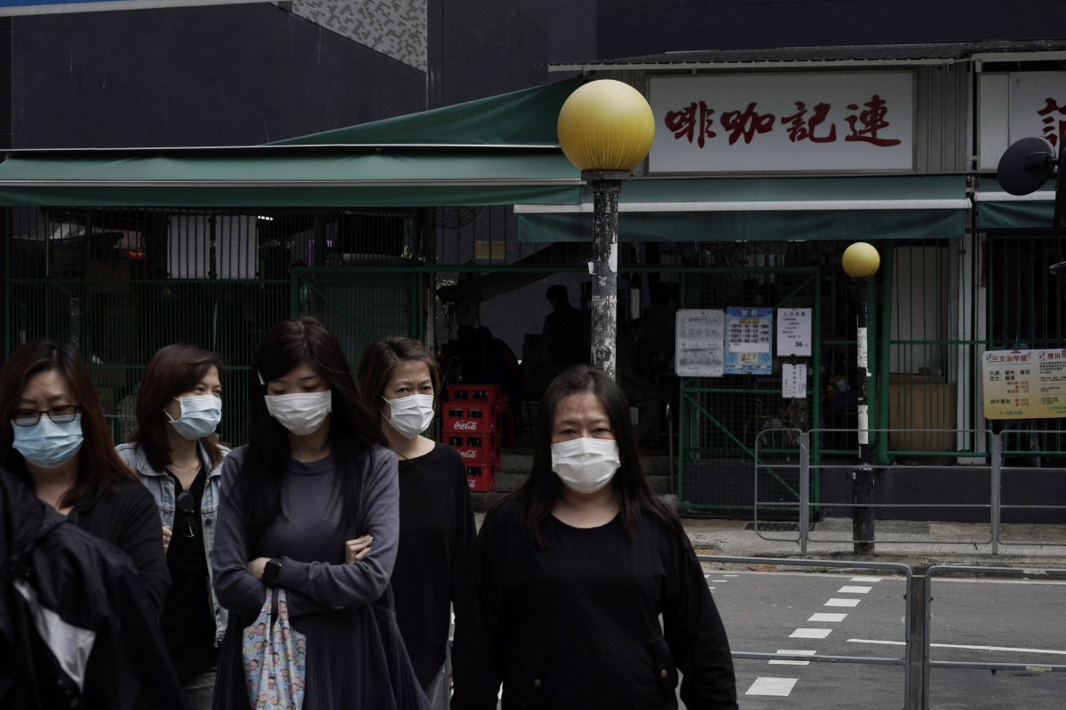 ▲홍콩에서 27일(현지시간) 행인들이 모두 마스크를 쓰고 있다. 홍콩/AP연합뉴스