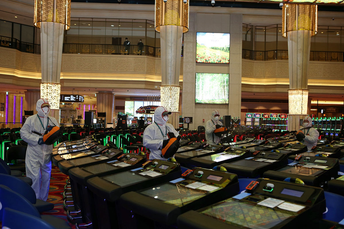 ▲강원랜드 카지노 영업장에서 방역 소독을 진행하고 있다.   (사진제공=강원랜드)