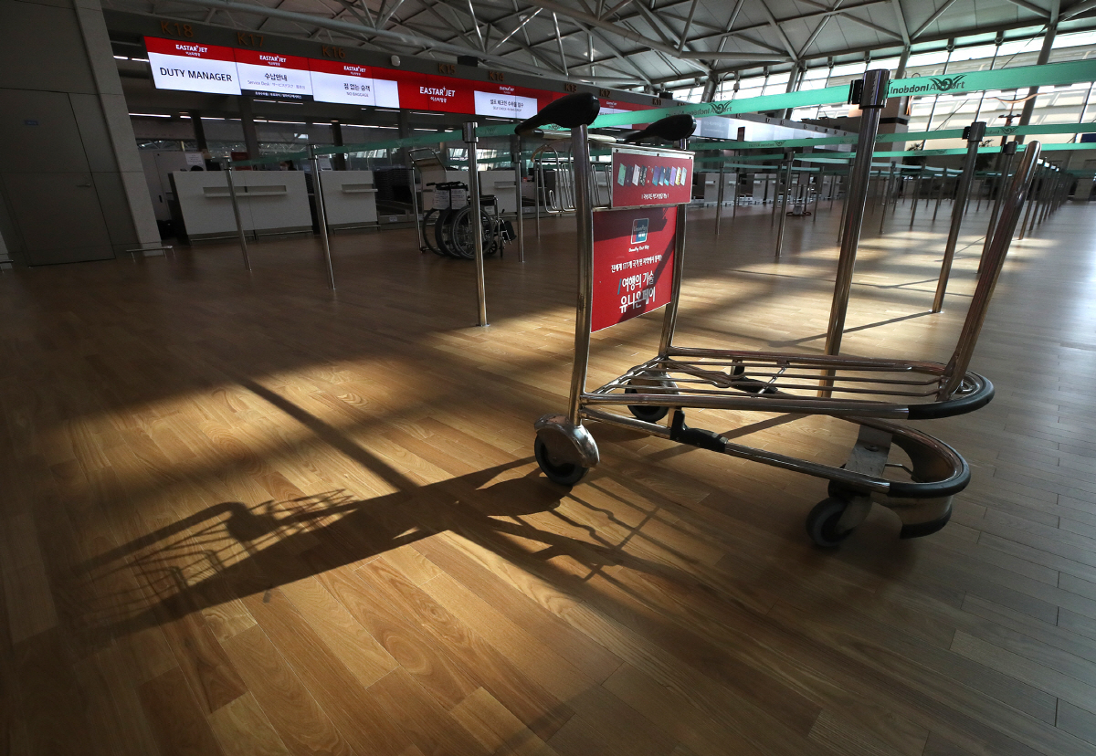 ▲27일 오전 인천국제공항 1터미널 출국장에 빈 카트가 놓여있다. 사진은 기사의 특정 내용과 관계 없음. 연합뉴스