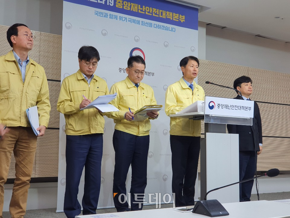 ▲김강립 신종 코로나바이러스 감염증(코로나19) 중앙재난안전대책본부(중대본) 1총괄조정관(보건복지부 차관)이 29일 정부세종청사에서 중수본 정례브리핑을 하고 있다. (세종=김지영 기자)