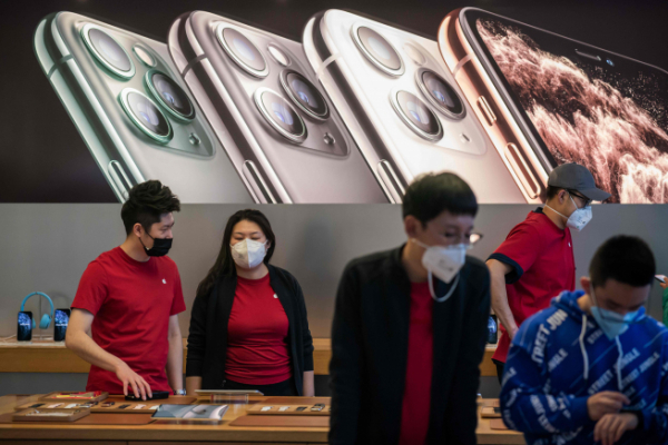 ▲지난 30일 중국 베이징의 한 애플 매장에서 마스크를 쓴 손님과 직원들의 모습(사진=AFP, 연합뉴스)