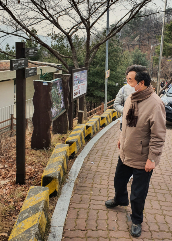 ▲이낙연 전 국무총리가 1일 서울 종로구 와룡공원을 둘러보고 있다.  (연합뉴스)