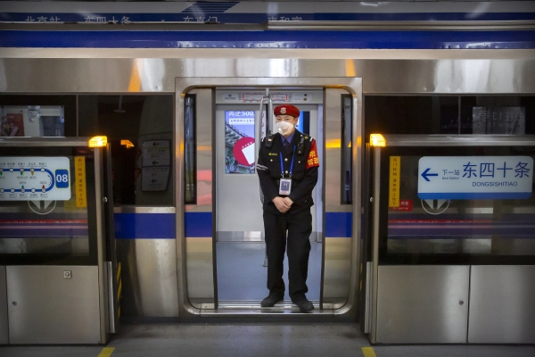 ▲중국 베이징의 한 지하철역이 3일(현지시간) 텅 빈 가운데 경비원이 마스크를 쓰고 전철에 서 있다. 베이징/AP연합뉴스
