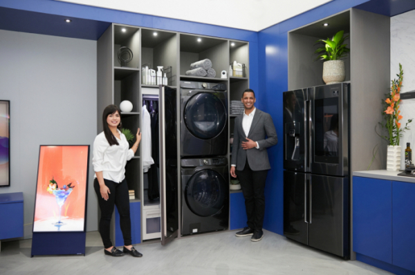 ▲삼성전자 모델이 북미 최대 규모의 주방·욕실 관련 전시회인 'KBIS 2020'에서  프리미엄 세탁기·건조기와 패밀리허브 냉장고 등으로 구성된  ‘커넥티드 리빙존’에서 차별화된 AI·IoT가전을 소개하고 있다. (사진제공=삼성전자)