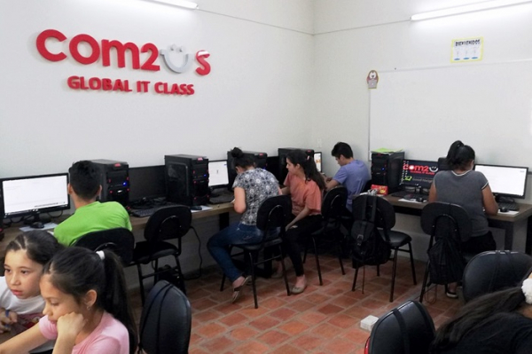 ▲남미 파라과이에 조성된 컴투스 글로벌 IT교실 6호에서 사람들이 PC를 이용하고 있다.  (사진제공=컴투스)