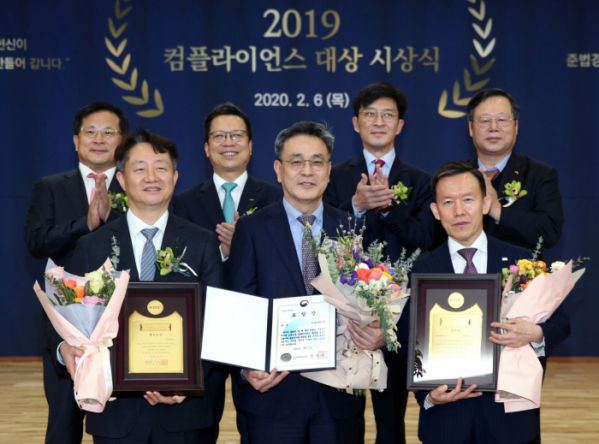 ▲6일 한국거래소에서 열린 2019년도 컴플라이언스 대상 시상식에 참석한 주요 인사들이 기념 촬영을 하고 있다. 앞줄 왼쪽부터 김신 SK증권 대표이사, 이현 키움증권 대표이사, 최현만 미래에셋대우 대표이사, 송준상 한국거래소 시장감시위원회 위원장(뒷줄 왼쪽), 정지원 한국거래소 이사장, 최준우 증권선물위원회 상임위원, 오세정 금융투자협회 자율규제본부장 등이다. (사진제공=한국거래소)