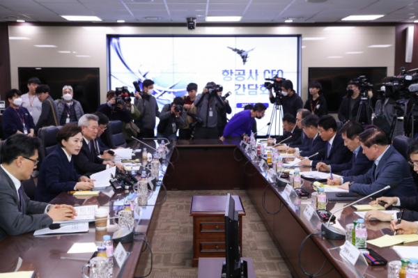 ▲김현미(왼쪽에서 두 번째) 국토교통부 장관이 10일 한국공항공사에서 열린 항공사 CEO 간담회에서 발언하고 있다. (사진제공=국토교통부)