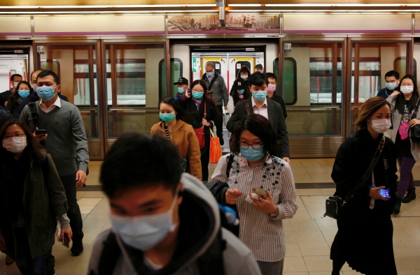 ▲홍콩에서 10일(현지시간) 사람들이 신종 코로나에 감염되는 것을 피하고자 마스크를 쓰고 출근하고 있다. 홍콩/로이터연합뉴스

