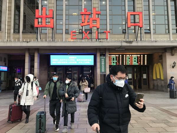 ▲중국 베이징에서 10일(현지시간) 신종 코로나로 연장된 춘제(설날) 연휴가 끝나고 사람들이 집으로 돌아오고 있다.  (베이징/UPI연합뉴스 )