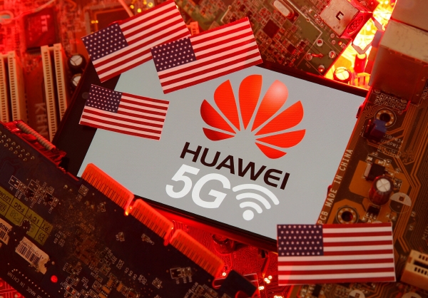 ▲미국 성조기와 5G 로고가 표시된 화웨이 스마트폰이 컴퓨터 마더보드 위에 놓여져 있다. 로이터연합뉴스 
