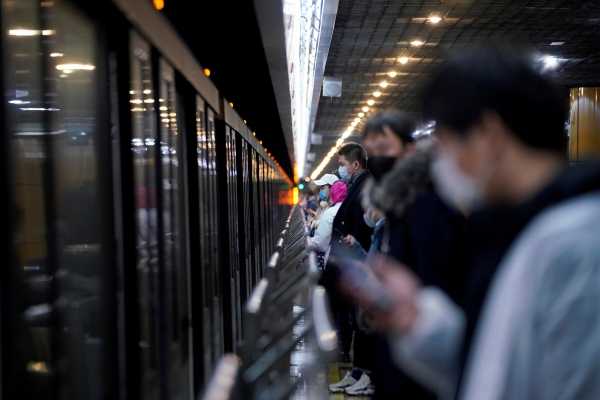 ▲중국 상하이에서 10일(현지시간) 마스크를 쓴 시민들이 지하철을 기다리고 있다. 상하이/로이터연합뉴스
