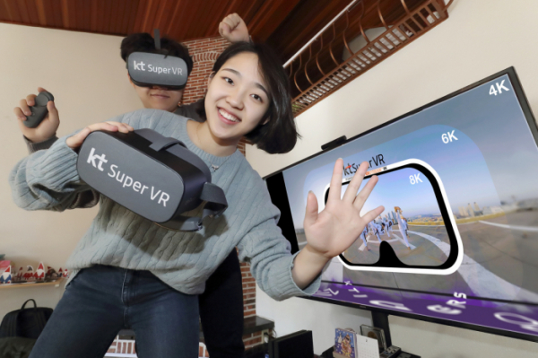 ▲KT가 개인형 VR 서비스인 ‘슈퍼VR’을 통해 3월부터 8K VR 스트리밍 상용 서비스를 세계 최초로 제공한다. KT 모델들이 슈퍼VR로 8K VR 스트리밍 서비스를 체험하고 있다.  (KT 제공)