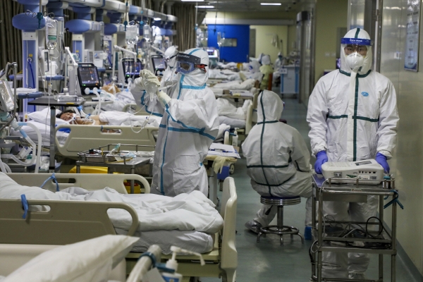 ▲중국 우한의 한 병원 집중치료실에서 의료진이 6일(현지시간) 코로나19 환자들을 치료하고 있다. 우한/AP뉴시스 
