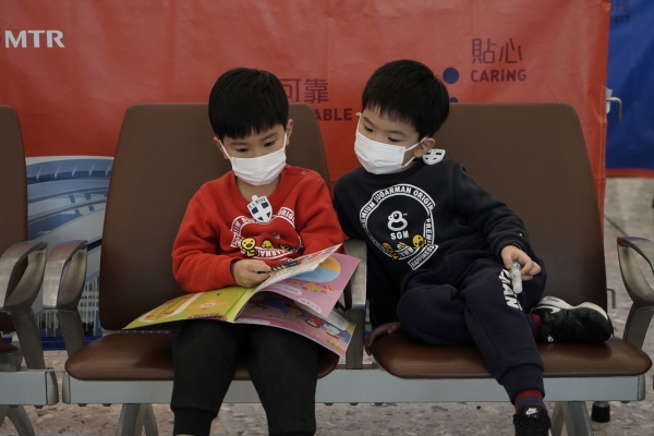 ▲홍콩 고속철 역에서 어린이들이 전염 예방을 위해 마스크를 쓰고 있다. 홍콩/AP연합뉴스
