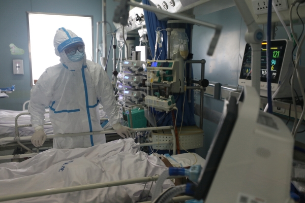 ▲지난 2월 방호복을 입은 의료진이 중국 후베이성 우한의 진인탄 병원 집중치료실에서 신종 코로나바이러스 감염증(코로나19) 환자를 돌보고 있다.  (로이터/연합)