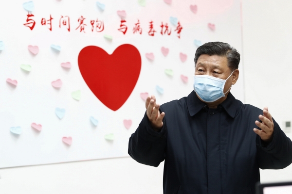 ▲시진핑 중국 국가주석이 10일(현지시간) 베이징에 있는 질병통제예방센터를 방문하고 있다. 베이징/AP뉴시스 
