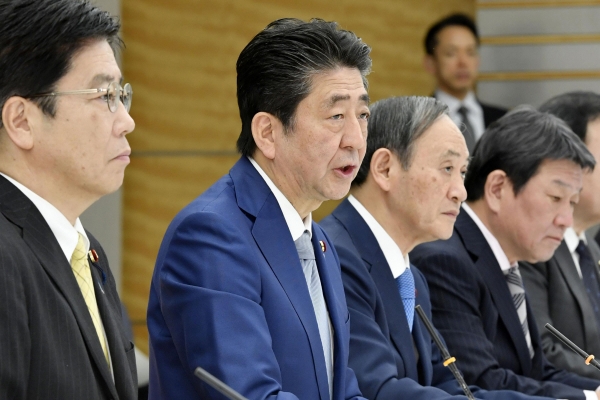 ▲아베 신조(왼쪽에서 두 번째) 일본 총리가 한국과 중국에서 온 입국자에 대한 제한조치를 강화한다고 밝혔다. 
 (AP/뉴시스)