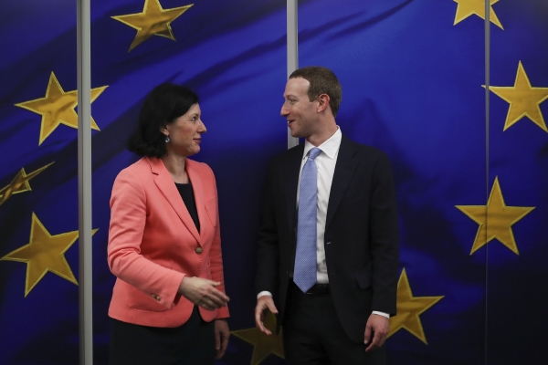 ▲마크 저커버그(오른쪽) 페이스북 최고경영자(CEO)가 17일(현지시간) 벨기에 브뤼셀의 유럽연합(EU) 본부에서 베라 요우로바 투명성·가치 담당 EU 부집행위원장과 만나고 있다. 브뤼셀/AP연합뉴스
