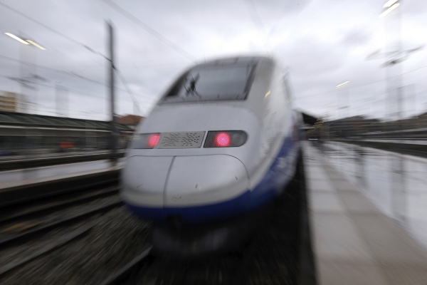 ▲프랑스 알스톰이 생산한 고속철도 테제베(TGV). 알스톰은 17일(현지시간) 캐나다 봄바르디에의 철도 사업부를 인수하기로 합의했다. AP뉴시스
