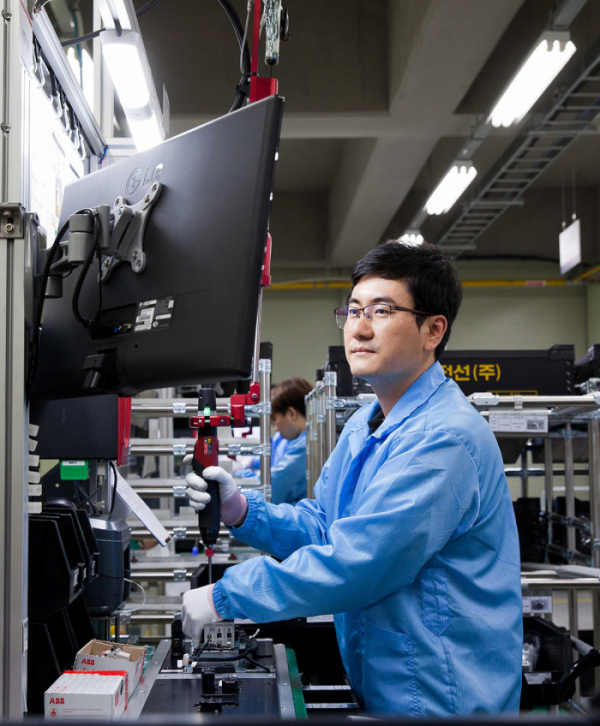 ▲LS EV 코리아 한국 사업장에서 직원들이 ESS용 부품을 생산하고 있다. (사진제공=LS EV 코리아)