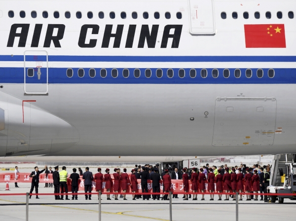 ▲베이징 다싱 국제공항에서 승무원들이 여객기 근처에 모여 있다. (사진은 기사의 특정 내용과 관계 없음) 베이징/AP연합뉴스
