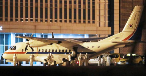 ▲일본 크루즈선 귀국자를 태운 공군3호기가 김포공항에 도착했다. 이들은 우한 거주 교민들과 마찬가지로 14일간 격리된다. (연합뉴스)