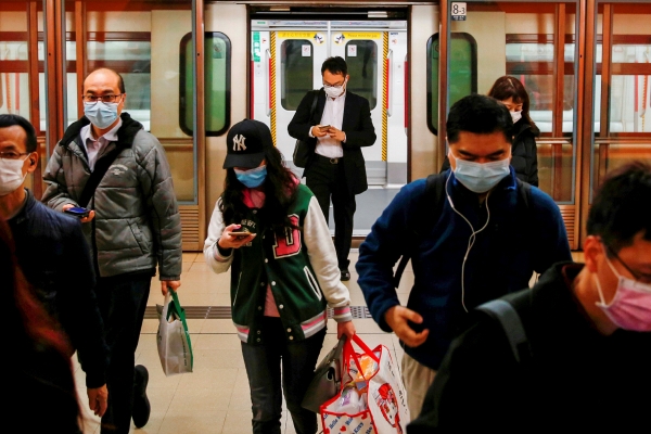 ▲홍콩의 한 지하철역에서 10일(현지시간) 사람들이 마스크를 쓰고 출근하고 있다. 홍콩/로이터연합뉴스 
