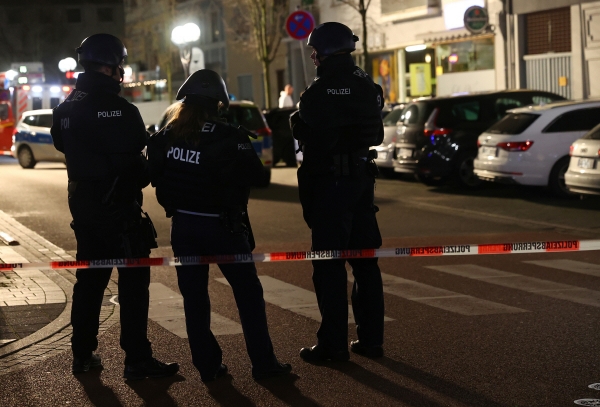 ▲독일 하나우에서 19일(현지시간) 총기난사 사건이 발생하고 나서 경찰이 현장을 지키고 있다. 하나우/로이터연합뉴스 
