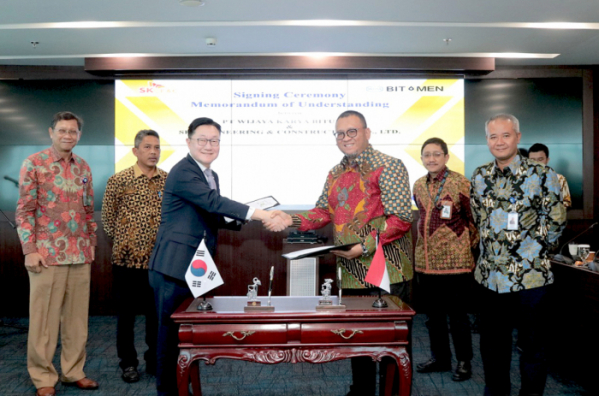 ▲SK건설은 12일 인도네시아 최대 국영 건설사인 '위카'와 친환경 아스팔트 사업을 위한 기술서비스 협약(TSA)과 양해각서(MOU)를 맺었다. (사진 제공=SK건설)