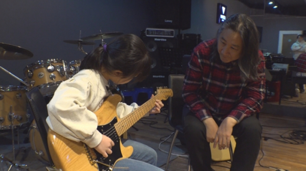 ▲기타소녀 손수민과 그룹 백두산 기타리스트 김도균(사진제공=SBS)