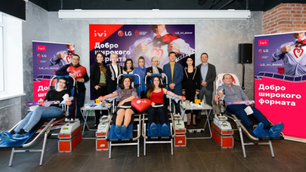 ▲LG전자가 19일 러시아 모스크바에서 러시아 콘텐츠 업체 ‘ivi’와 함께 헌혈행사를 진행했다. 참가자들이 헌혈행사에 참여하고 있다. (사진제공=LG전자)