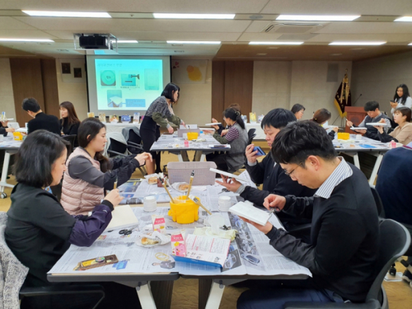 ▲유한양행 직원들이 19일 진행된 봉사활동에서 폐지를 재활용해 페이퍼캔버스를 만들고 있다. (사진제공=유한양행)