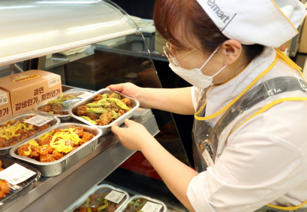 ▲이마트 매장에서 직원이 닭강정 제품을 진열하고 있다. (사진제공=이마트)
