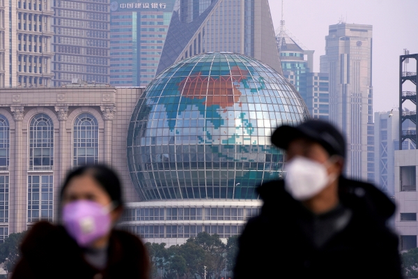 ▲중국 상하이에서 사람들이 마스크를 쓰고 있다. 상하이/로이터연합뉴스 
