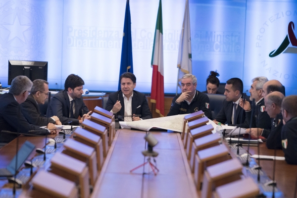 ▲주세페 콘테(가운데 왼쪽) 이탈리아 총리가 21일(현지시간) 로마에서 코로나19 대응 긴급회의를 주재하고 있다. 로마/EPA연합뉴스 
