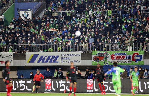 ▲일본 히라츠카에서 21일(현지시간) J리그 프로축구 경기가 열리는 가운데 팬들이 마스크를 착용하고 경기를 관람하고 있다. 히라츠카/EPA연합뉴스
