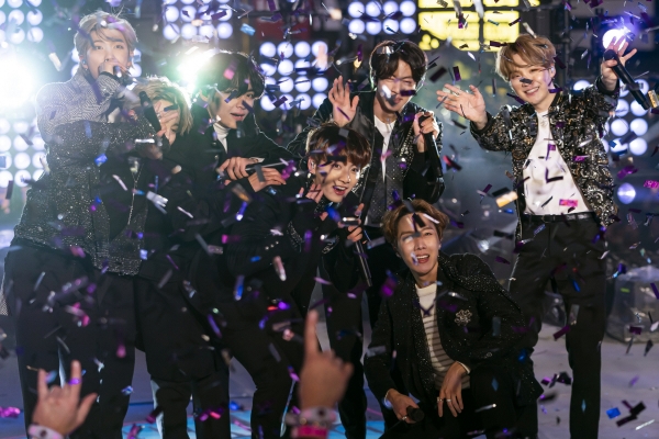▲방탄소년단(BTS)이 지난달 31일(현지시간) 미국 뉴욕 타임스퀘어에서 열린 새해맞이 행사에서 공연하고 있다. (뉴욕/AP뉴시스)