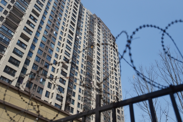 ▲22일(현지시간) 후베이성 우한의 한 주택단지 입구에 철조망이 설치돼 있다. 우한/로이터연합뉴스
