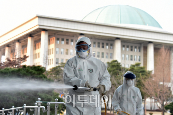 ▲지난 19일 국회 의원회관에서 열린 토론회에 신종 코로나바이러스(코로나19) 확진자가 참가한 것으로 뒤늦게 확인된 24일 오후 서울 여의도 국회 본관에서 방역 업체 관계자들이 방역작업을 실시하고 있다. 국회 본관과 의원회관, 도서관, 의정관, 어린이집 건물은 이날 오후 6시부터 순차적으로 방역을 시작해 오는 26일 오전 9시까지 폐쇄된다. (신태현 기자 holjjak@)