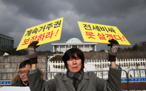 ▲17일 오전 국회 정문 앞에서 열린 민생 4법(주택임대차보호법, 유통산업발전법, 채무자회생법, 생활물류서비스법) 처리 촉구 기자회견에서 참여연대, 금융소비자연대회의 등 관계자들이 손팻말을 들고 있다.  (연합뉴스)