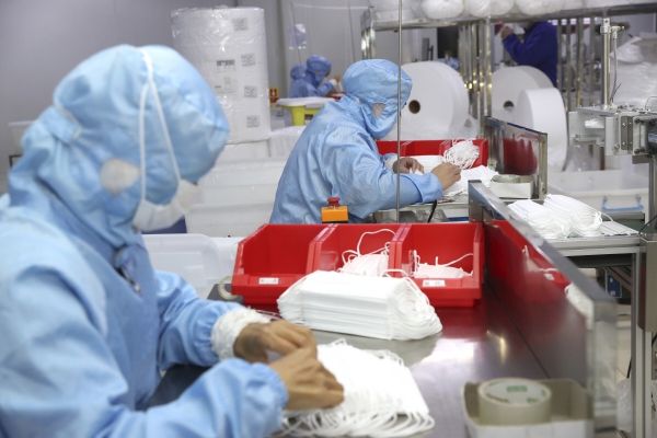 ▲중국 난퉁의 한 의료용품 공장에서 직원들이 의료용 마스크를 만들고 있다. 사진은 기사의 특정 내용과 관계 없음. 난퉁/AP연합뉴스
